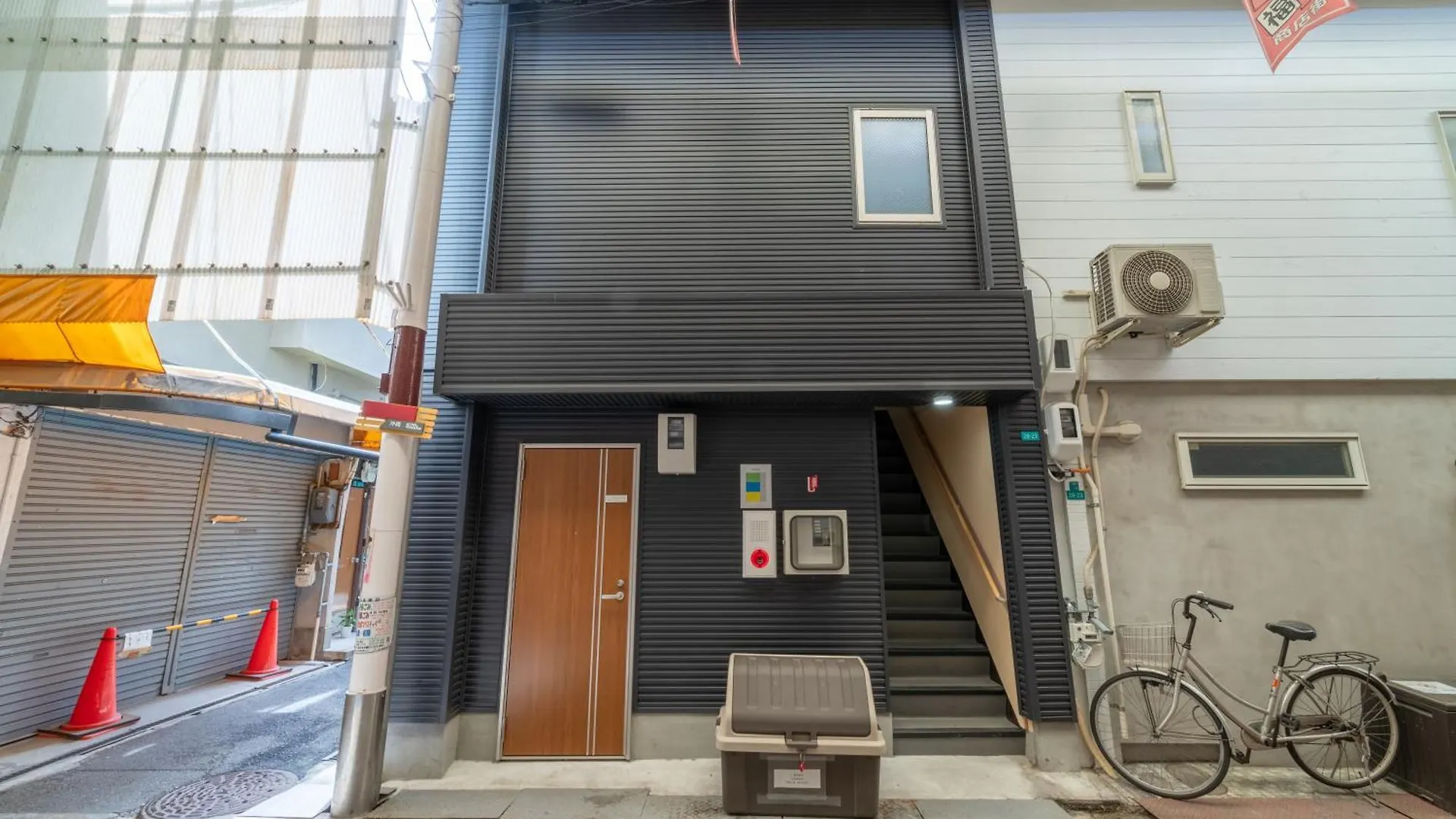 梅田まで電車で5分 2024年フルリフォーム 雰囲気の良い商店街を満喫 コンビニとカフェまで徒歩1分 建物3階 Apartment Osaka